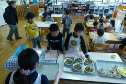以上児クラス給食風景(２歳児含む)　